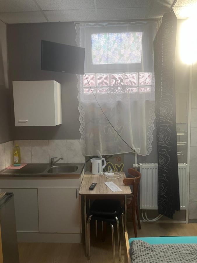 Hipokratios 3 Zimmer Mit Gemeinschaft Wc Fürth Eksteriør billede