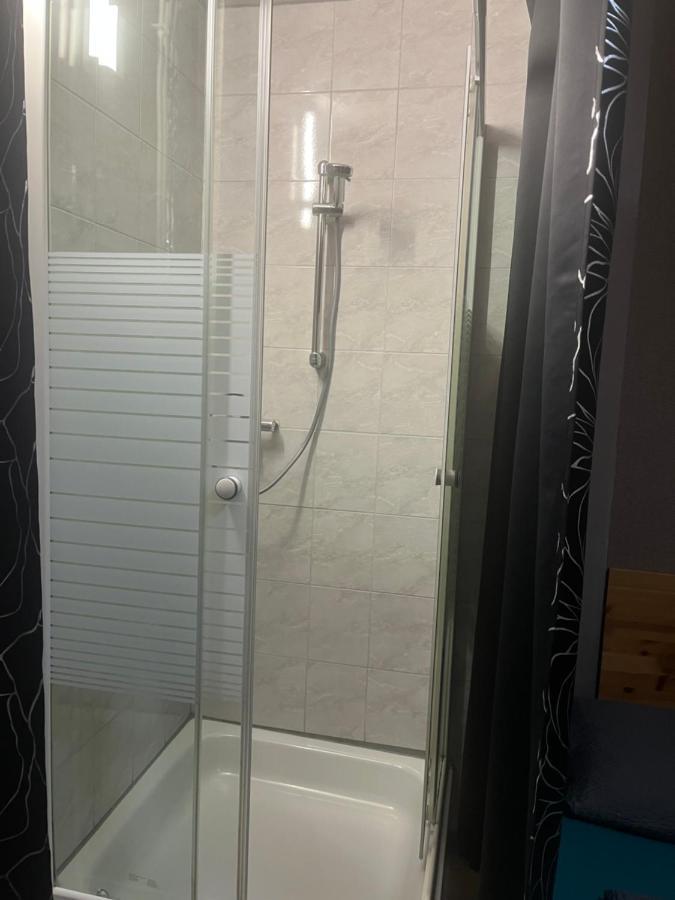 Hipokratios 3 Zimmer Mit Gemeinschaft Wc Fürth Eksteriør billede