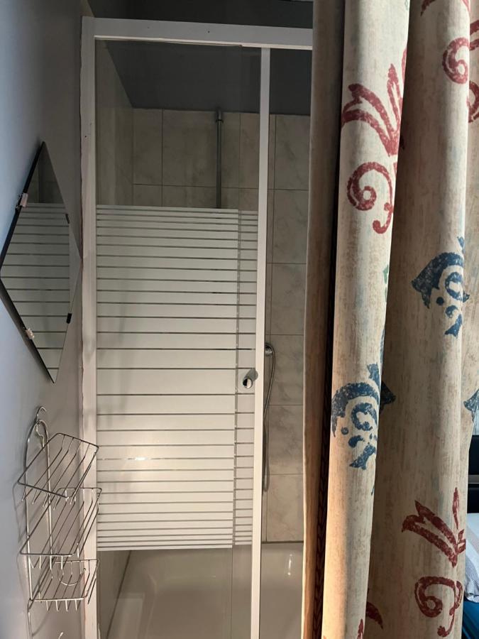 Hipokratios 3 Zimmer Mit Gemeinschaft Wc Fürth Eksteriør billede